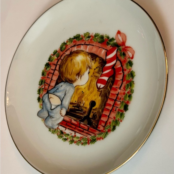 Vintage JASCO 1982 Christmas Plate, 22K Gold Edged, Boy by Fireplace, Japan - Picture 13 of 15